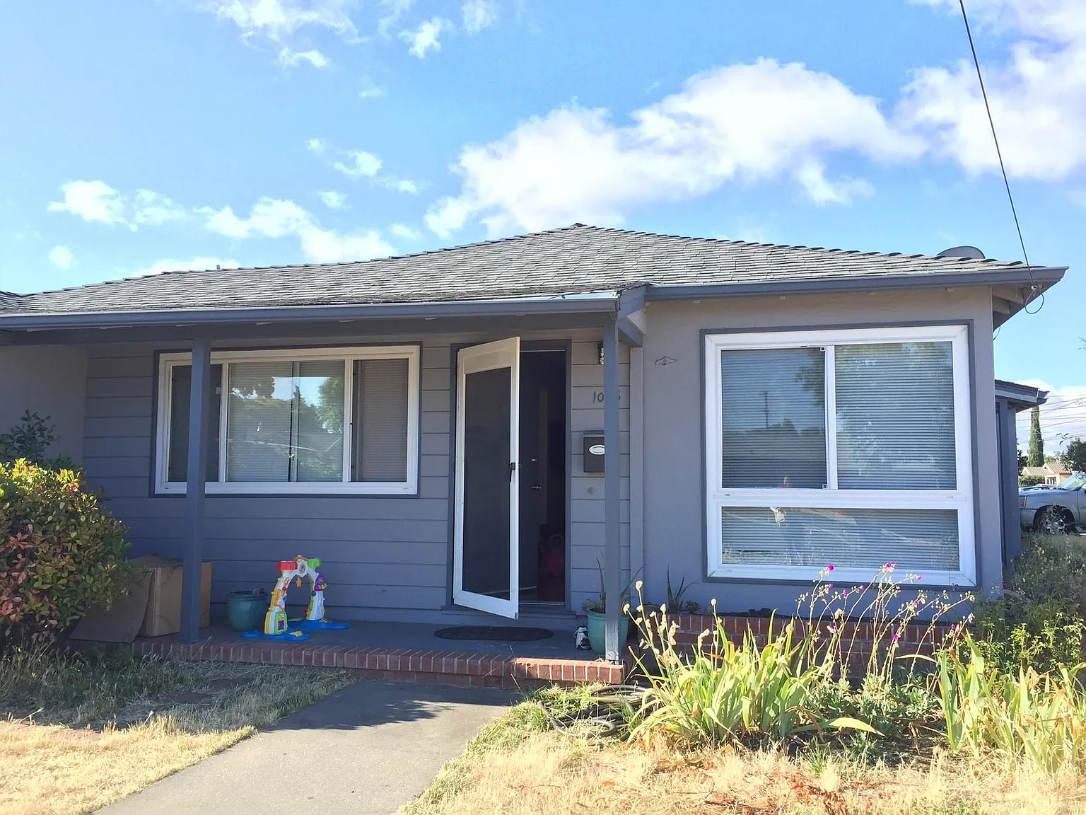 1025 Elm St photo 1