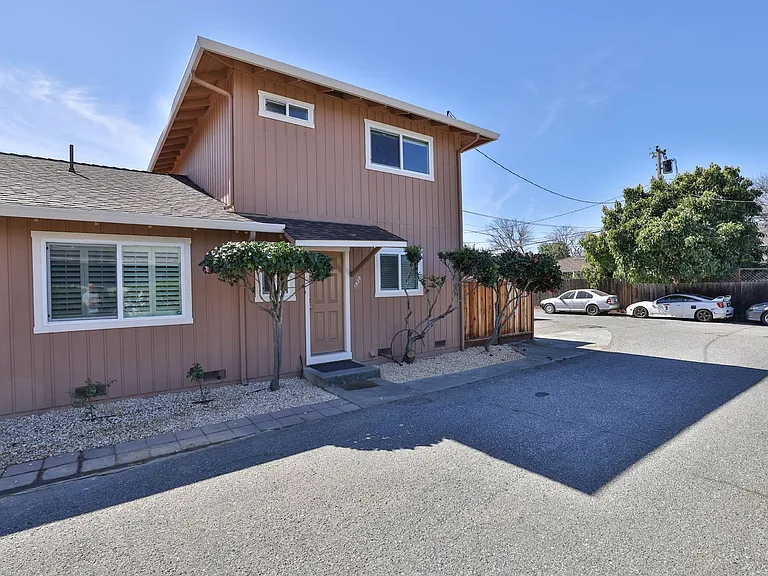 1329 Essex Way — Photo 4