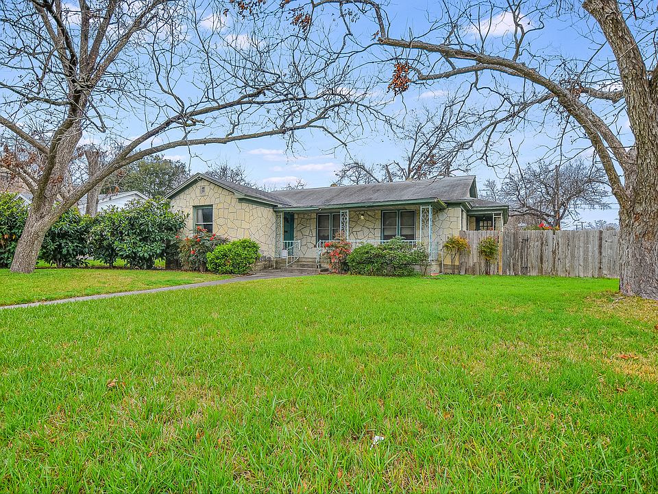 1st image of 251 Calumet Pl