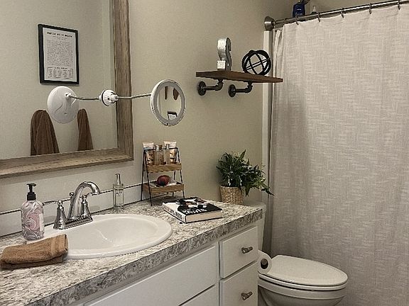 3rd image of 3240 Babylon Rd