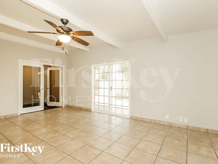 2028 W Schell Dr — Photo 4