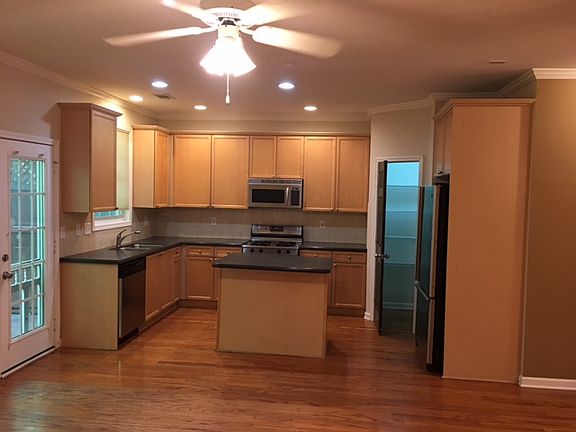 Kitchen with eat-in island