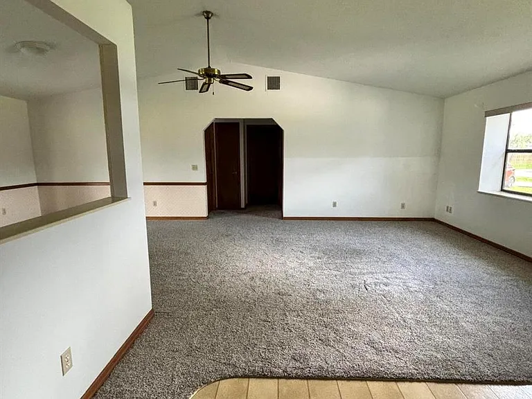 337 NW Tyler Ave — Photo 10