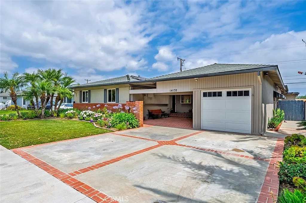 4 bed, 3.0 bath, 2397 sqft, $5,875 — Photo 2
