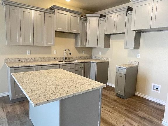 4th image of 503 El Paso