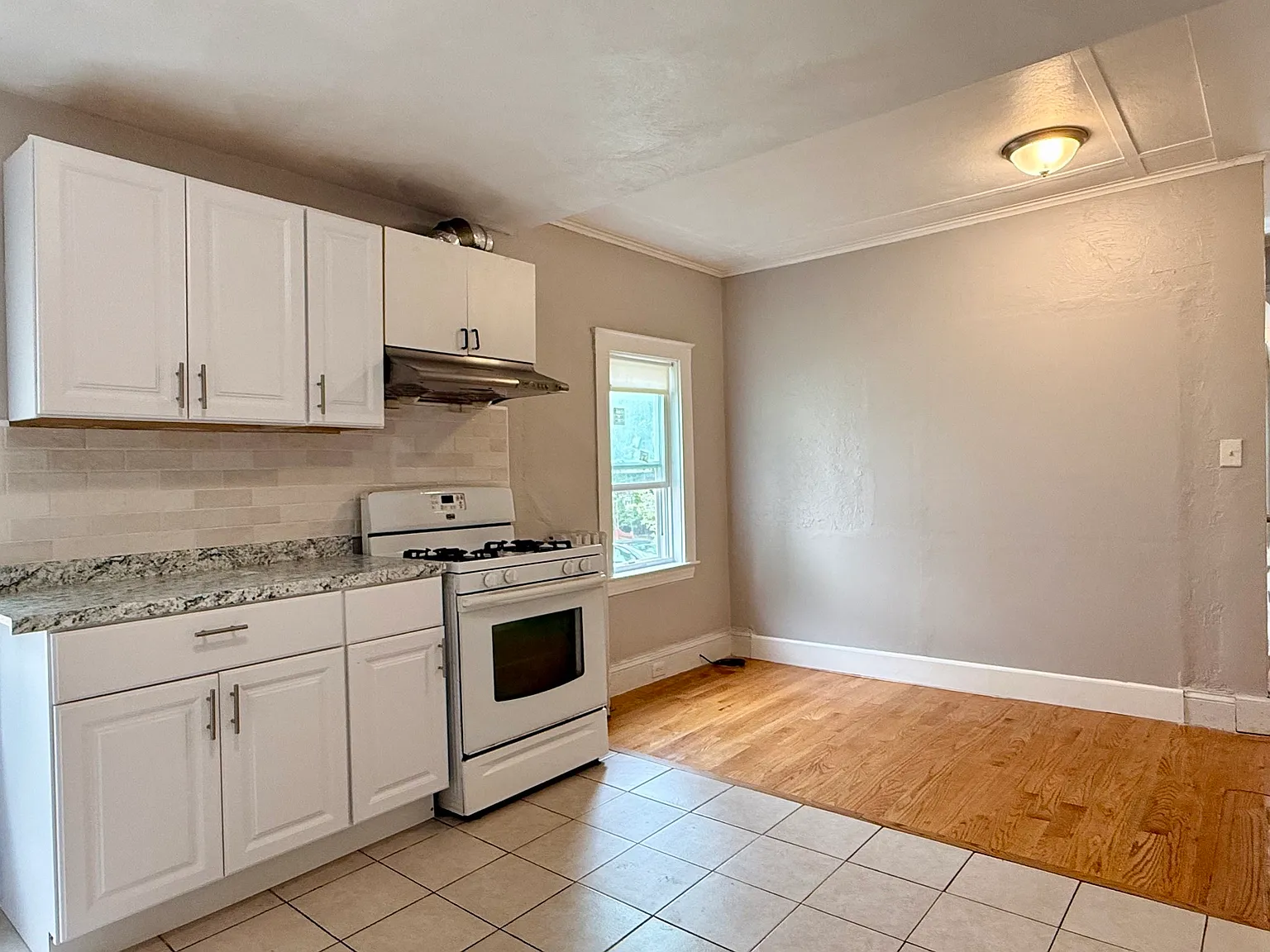 3 bed, 1.0 bath, 950 sqft, $3,000 — Photo 2
