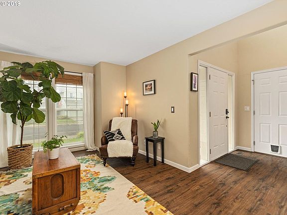 3rd image of 883 NE Eaglenest Ct