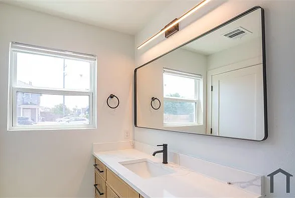 2 bed, 856 sqft, $1,850 — Photo 1