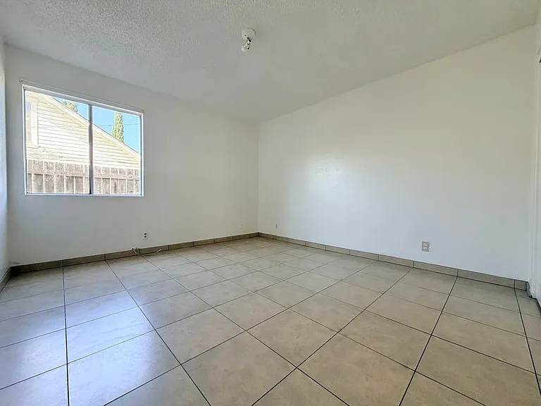 128 E Santa Anna St — Photo 2