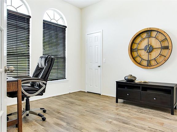 5th image of 559 Presidio Dr