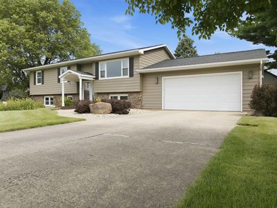 202 Summit Dr, Waverly, IA, 50677