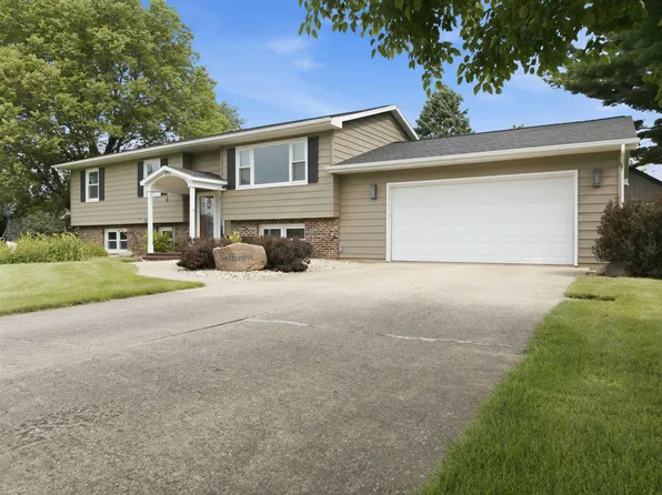 202 Summit Dr, Waverly, IA 50677