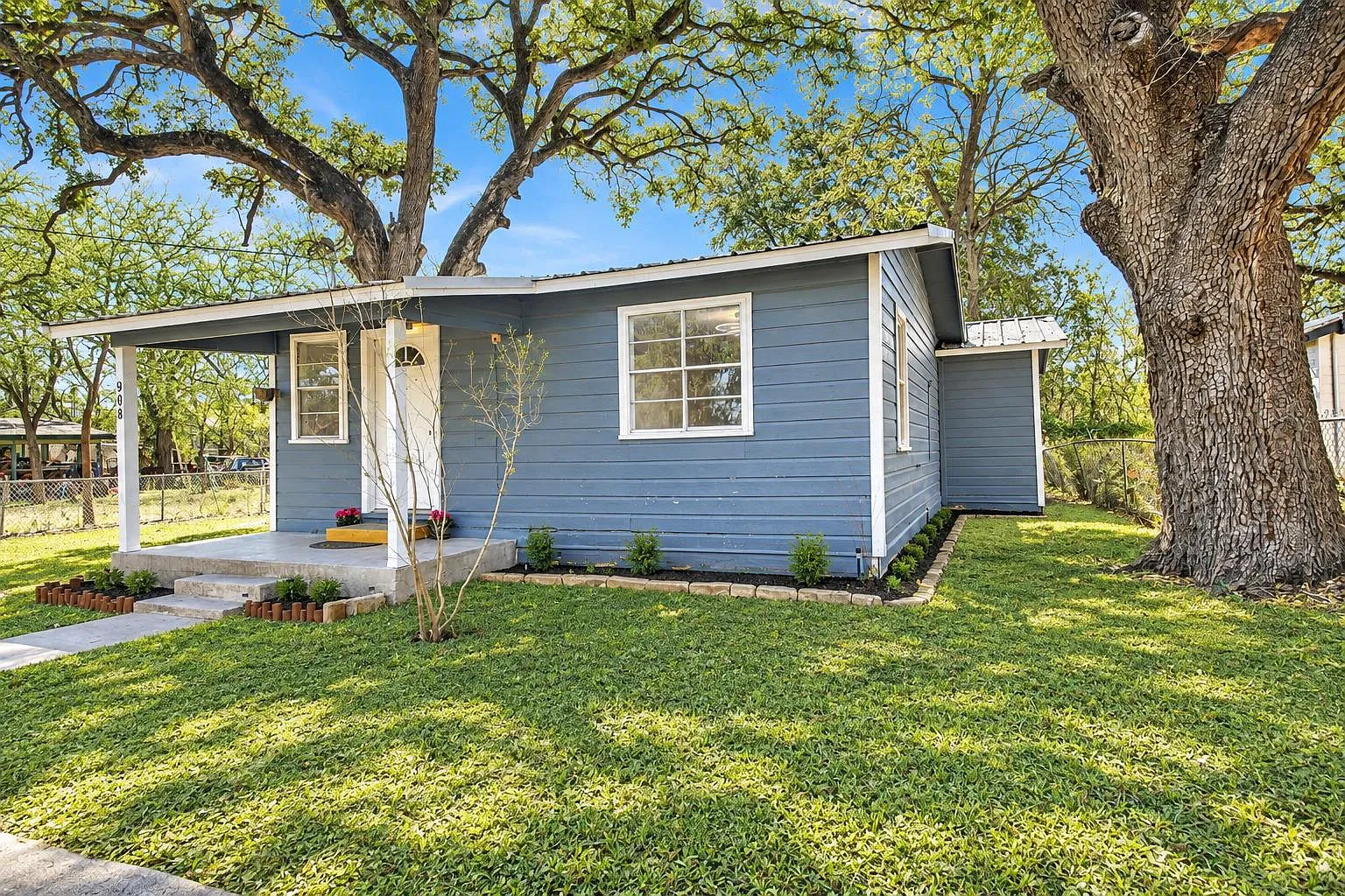 3 bed, 1.0 bath, 1374 sqft, $1,600 — Photo 2