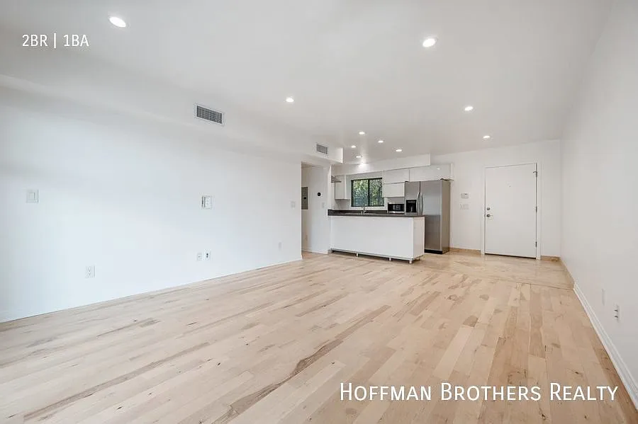 1148 N Clark St #8