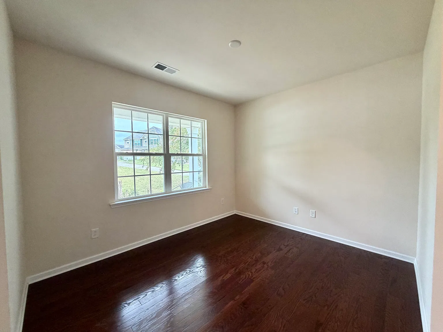 7 bed, 4304 sqft, $3,645 — Photo 4