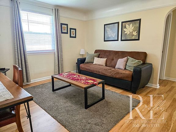 3rd image of 1217A Burwell St