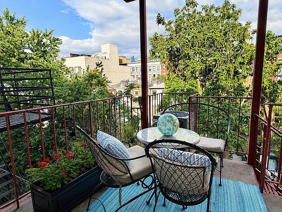 3rd image of 809 Willow Ave APT 4L