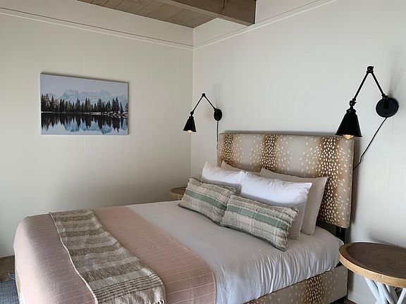 Queen bedroom with lakeviews and full-sized closet