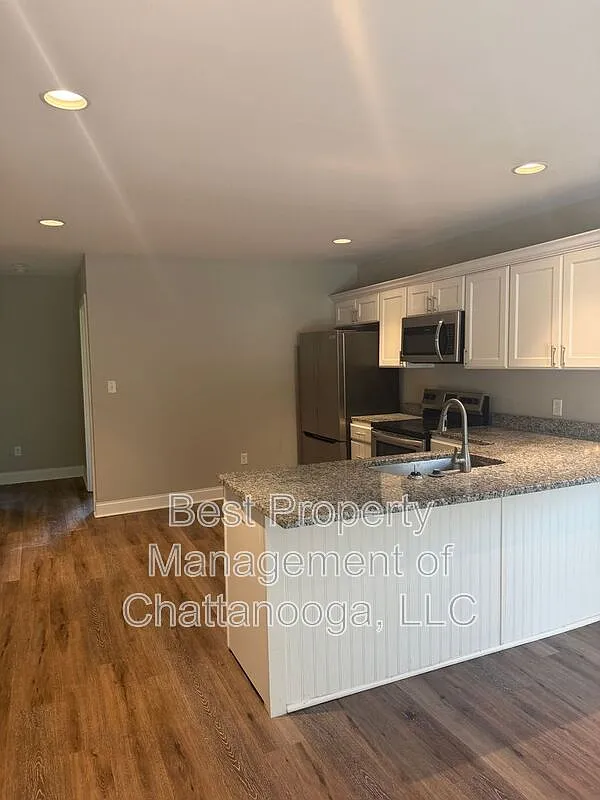 3 bed, 1.0 bath, 1244 sqft, $1,495 — Photo 3