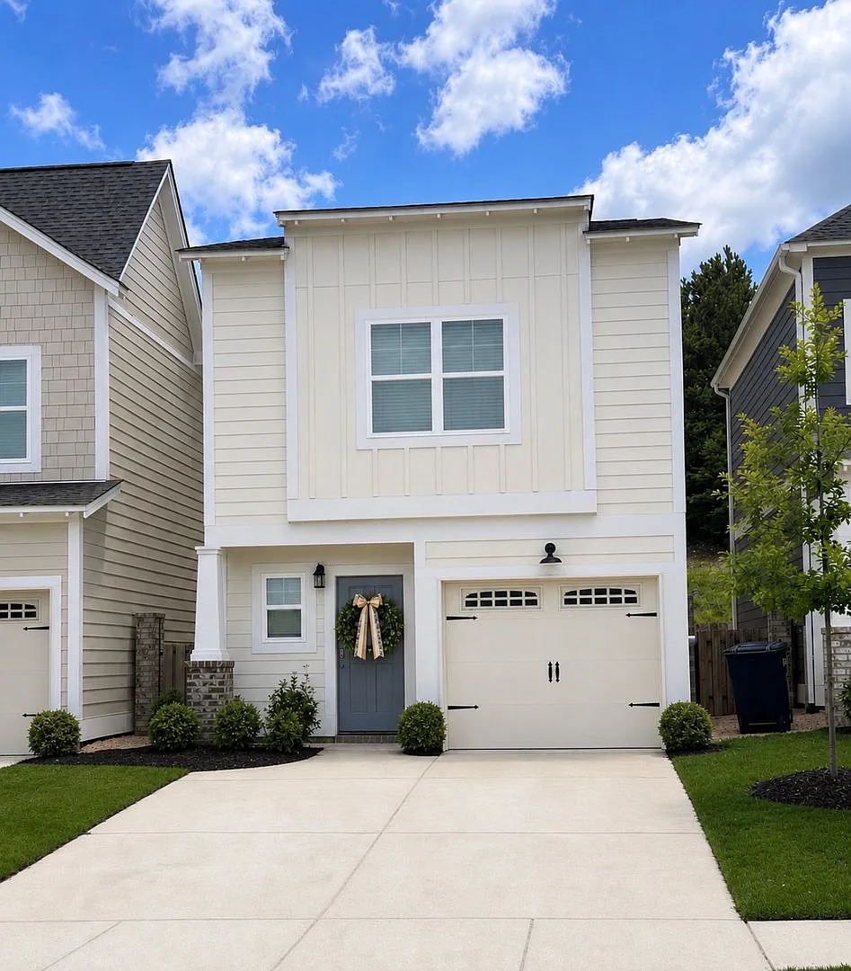 3 Bedroom with Garage and Fenced Backyard! — Photo 1