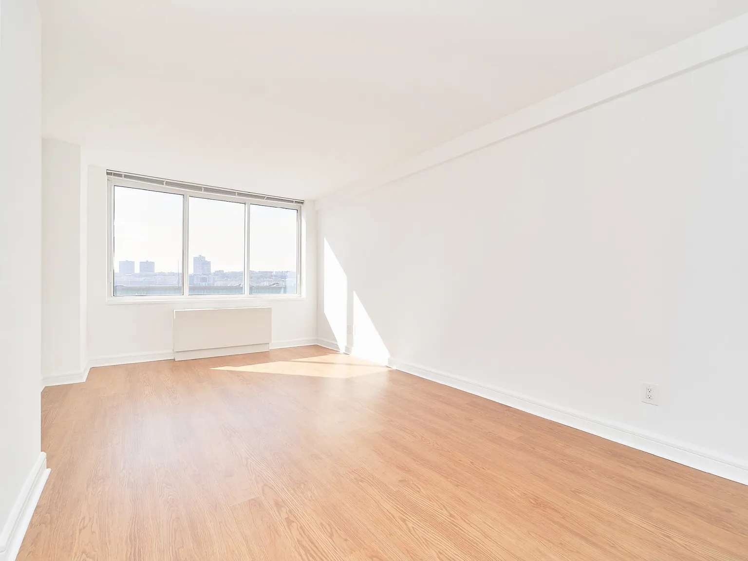 140 Riverside Boulevard — Photo 3