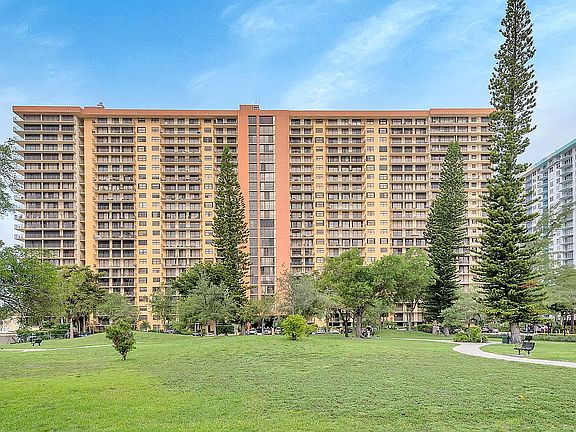 4th image of 290 174th St APT 517