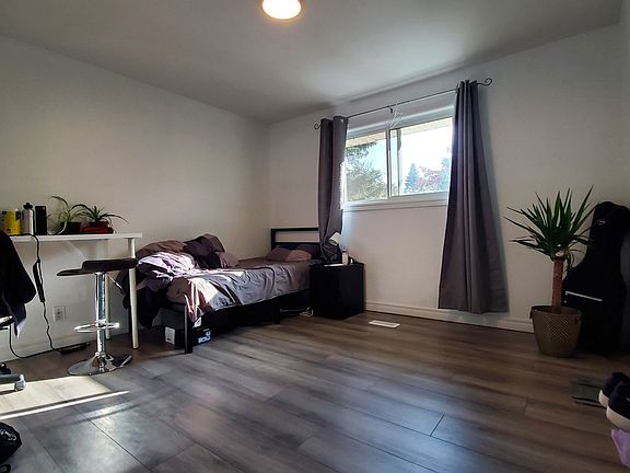3rd image of 406 Tamarack Dr