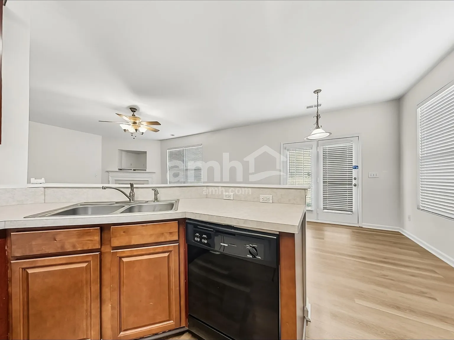 3 bed, 2.5 bath, 2350 sqft, $2,295 — Photo 3