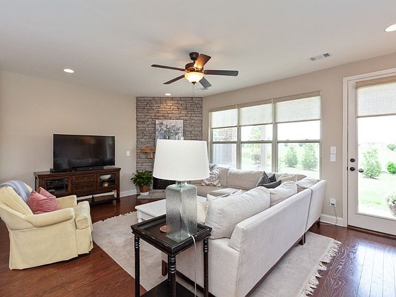 4th image of 2105 Newark Ln