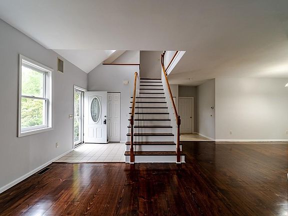 3rd image of 27 Beechwood Dr
