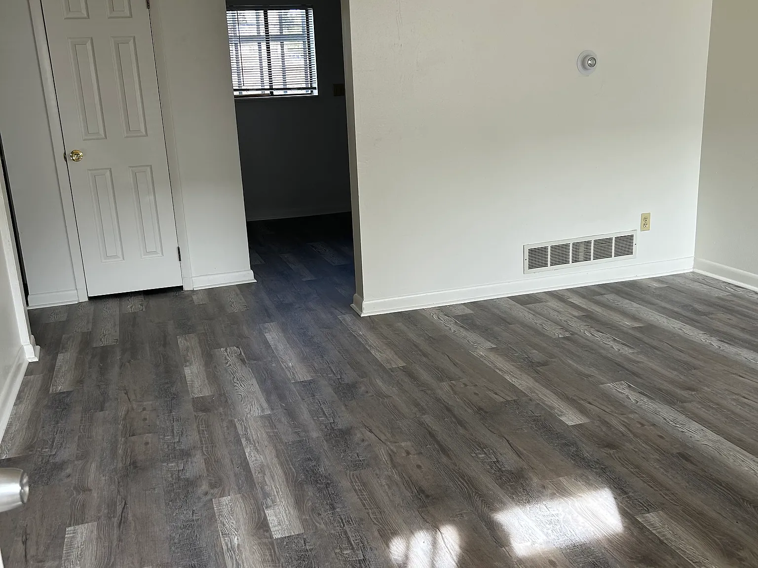 2 bed, 900 sqft, $1,300 — Photo 2