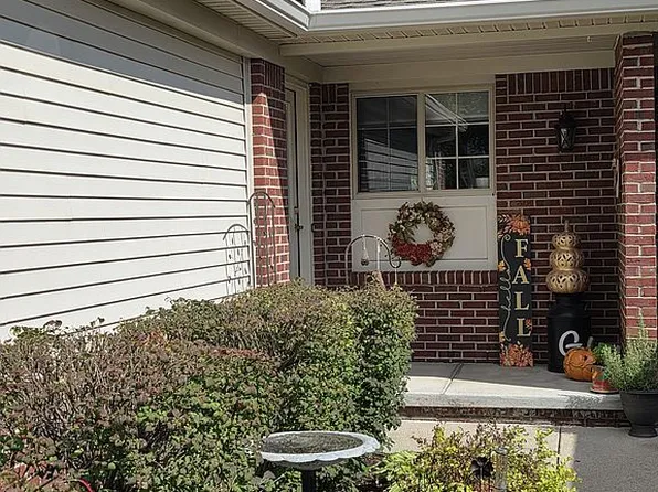 4702 Summer Ridge Dr, Howell, MI 48843