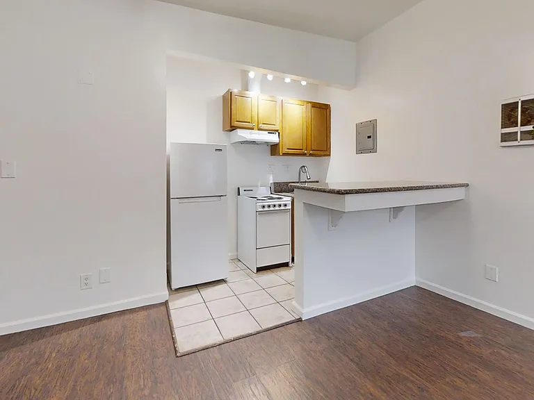 Sea Breeze Apartments — Photo 6