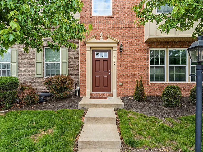 2305 Pointe View Dr — Photo 3