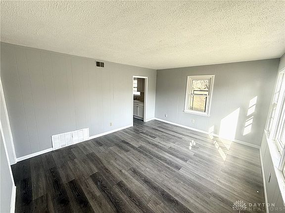 4th image of 245 E Beechwood Ave