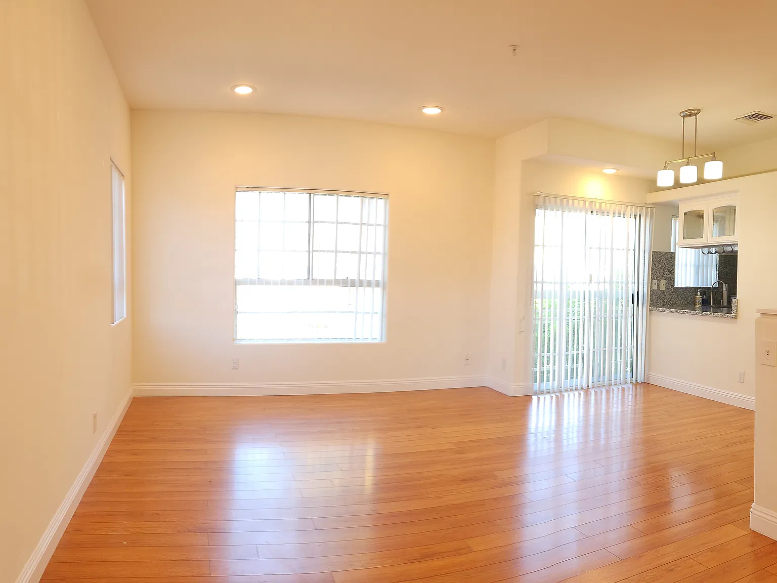 3 bed, 2.5 bath, 1300 sqft, $3,877 — Photo 2