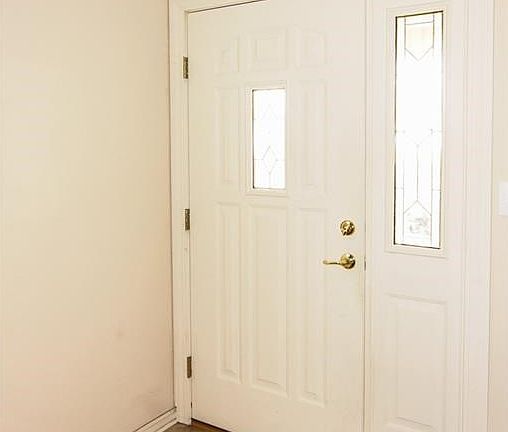 3rd image of 932 Amesbury Ct