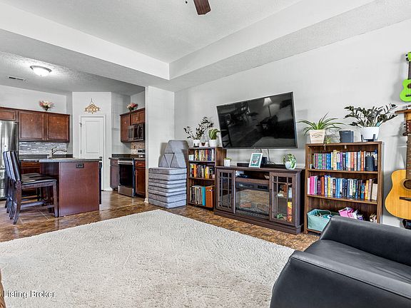 4th image of 207 Mandarin Ct