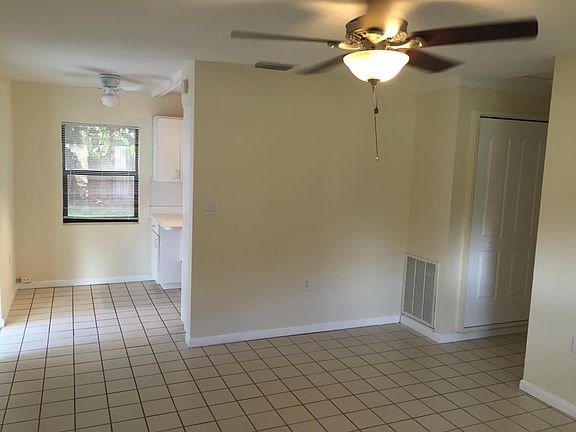 4th image of 420 Park Cir S