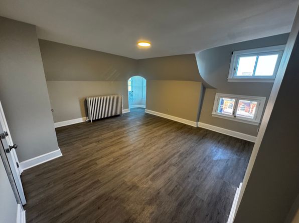 903 N Van Buren St #3