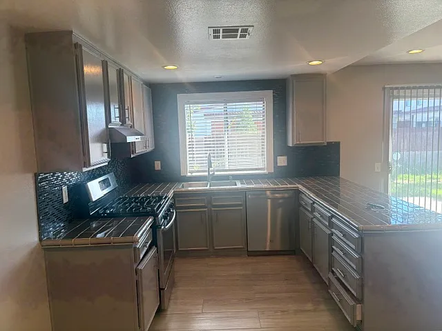 4 bed, 1000 sqft, $2,800 — Photo 3
