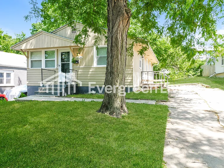 1124 E 84th Ter — Photo 2
