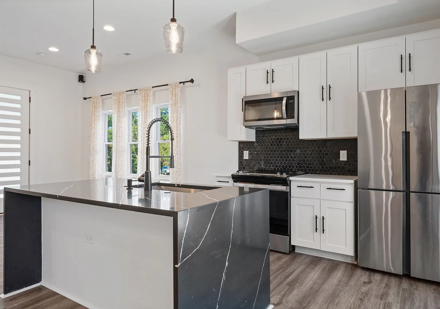 Modern and welcoming 3 bed 2.5 bath with balcony close to downtown! — Photo 2