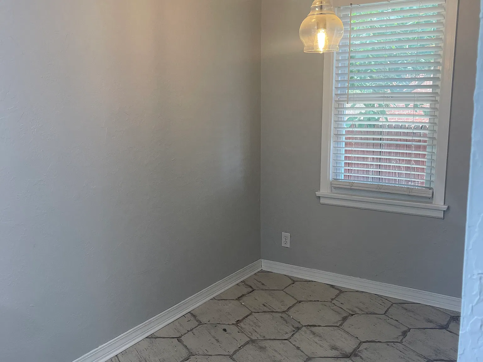 1657 Hillcrest Dr — Photo 2