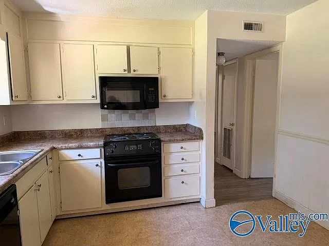 3 bed, 1.0 bath, 1050 sqft, $1,350 — Photo 3