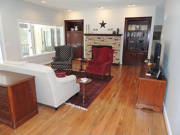 5th image of 828 Overbrook Dr