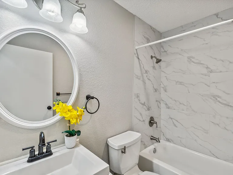 849 N Riverside Dr — Photo 13