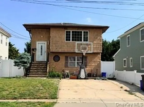 23 W Alhambra Ave, Lindenhurst, NY 11757