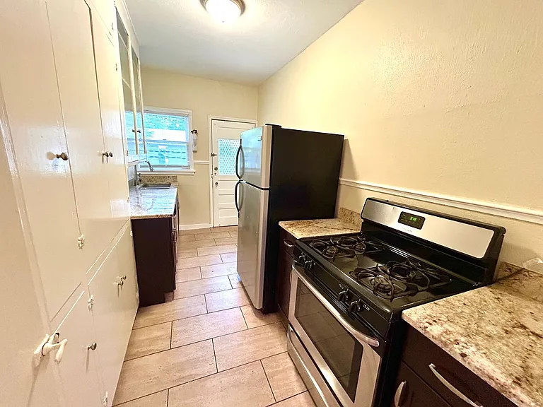 218 E Rosewood Ave — Photo 11