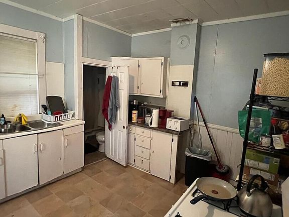 3rd image of 1823 W 1st St